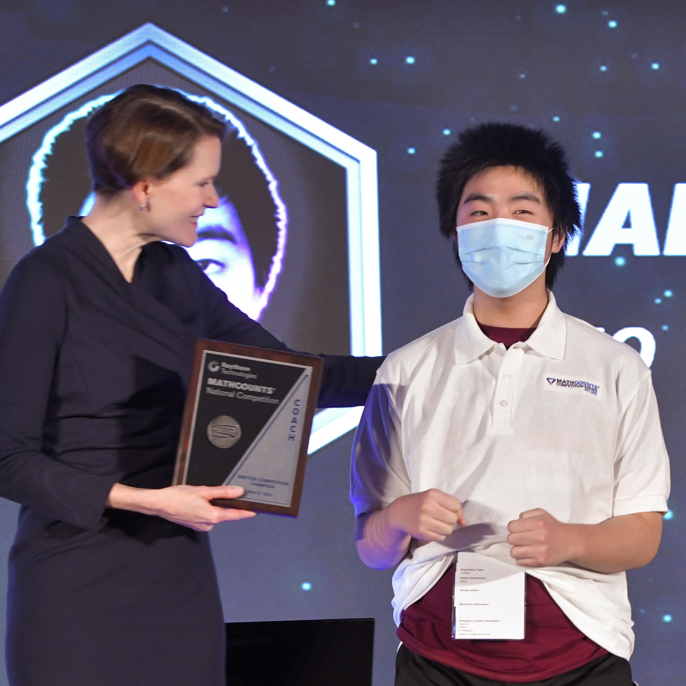 Jiahe Jiu accepts his award.
